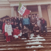 Leva 1966 - Festa a Dusino San Michele - I festeggiati davanti alla chiesa con la bandiera